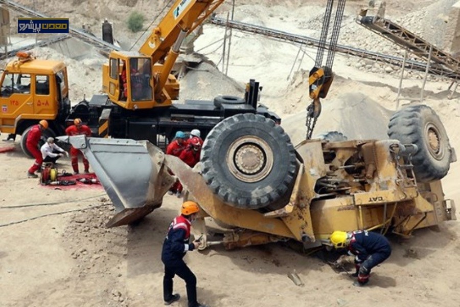 حادثه دلخراش در معدن سمنان: سقوط لودر ۲ سرنشین را به کام مرگ کشاند