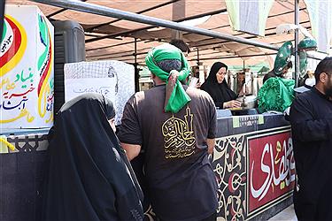 تصویر خدمت رسان موکب آبشار عاطفه‌ها در مسیر اربعین 1404 از پنجره دوربین (16 مردادماه)