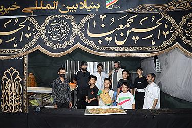 تصویر خدمت رسان موکب آبشار عاطفه‌ها در مسیر اربعین 1404 از پنجره دوربین (16 مردادماه)