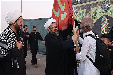 تصویر خدمت رسان موکب آبشار عاطفه‌ها در مسیر اربعین 1404 از پنجره دوربین (17 مردادماه)