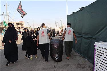 تصویر خدمت رسان موکب آبشار عاطفه‌ها در مسیر اربعین 1404 از پنجره دوربین (17 مردادماه)