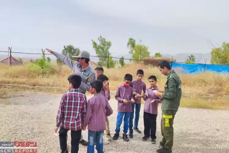 آشنایی دانش آموزان کازرون با آموزه‌های محیط زیست در حاشیه تالاب پریشان
